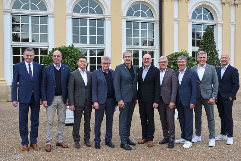 Präsidium und Vorstand rund um Präsident und Landesinnungsmeister Günter Friedl, 5. von rechts<br />(auf dem Bild fehlt: Manfred George)