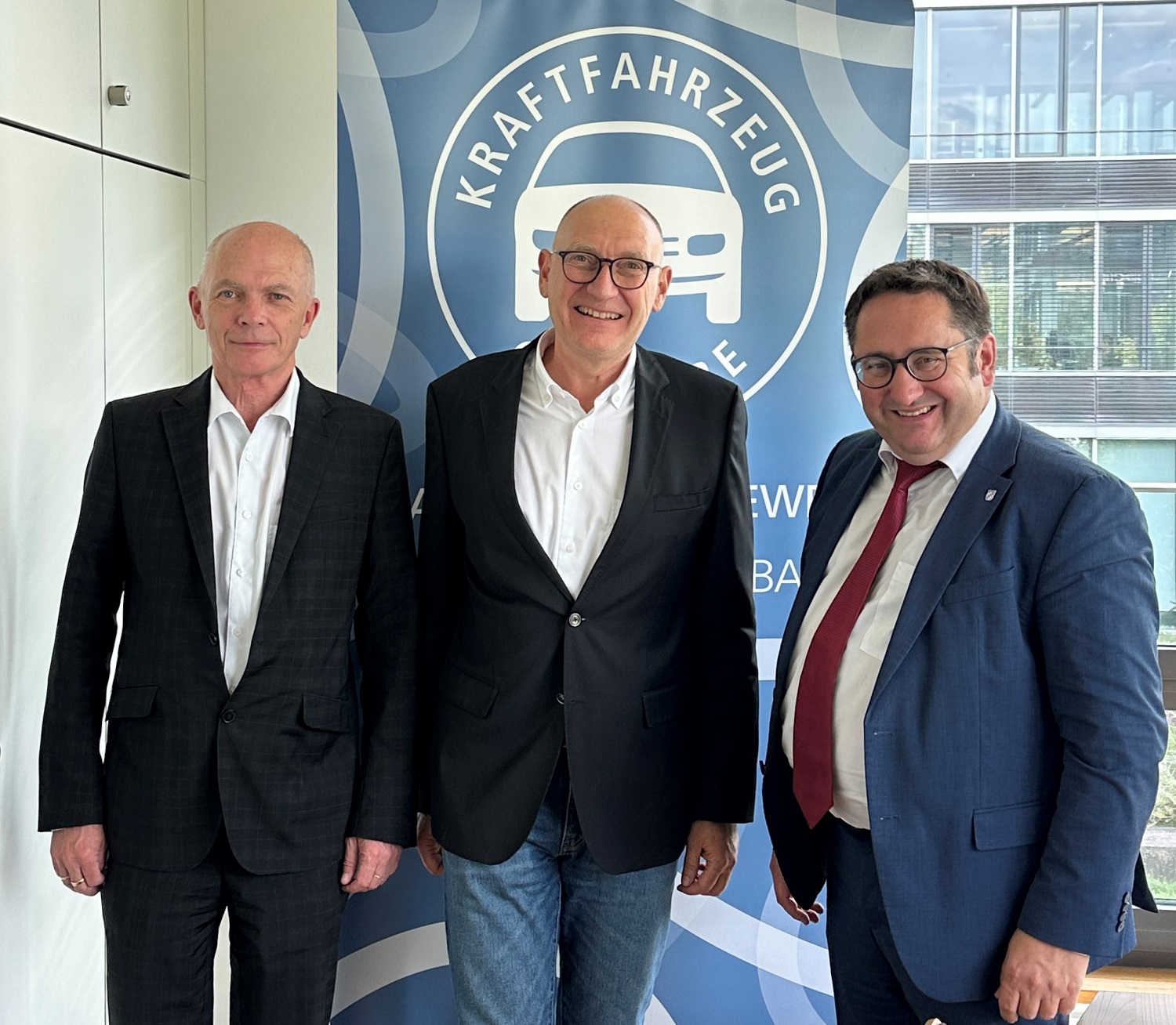 Bürokratieabbau für Kfz-Gewerbe, Von links: Dr. Peter Stein, Leitender Ministerialrat, Günter Friedl, Präsident und Landesinnungsmeister des Kraftfahrzeuggewerbes Bayern und Staatssekretär Tobias Gotthardt (Freie Wähler)