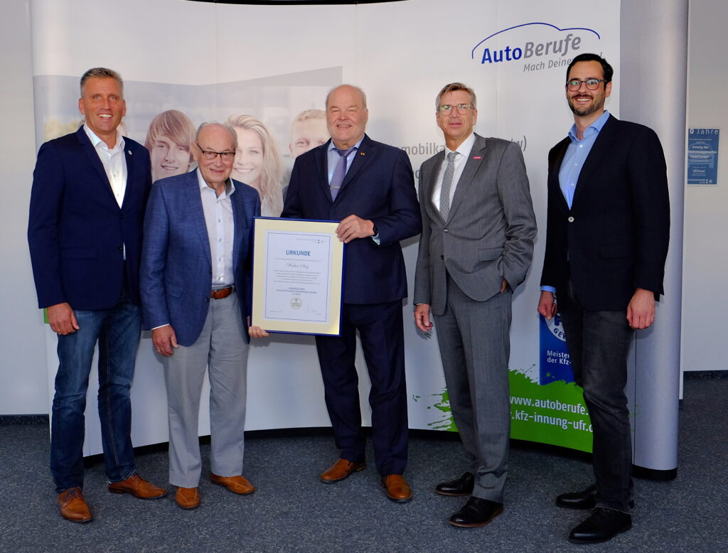 Ehrenpräsident Walter Stoy Gratulation zum 90. Geburtstag, Von links: Roland Hoier (Obermeister der Innung Unterfranken), Ehrenpräsident Walter Stoy, damaliger Präseident Albert Vetterl, Michael Bissert (Handwerkskammer Unterfranken), Marcus Eisner (Stellv. Fachverbandsvorsitzender Handel)