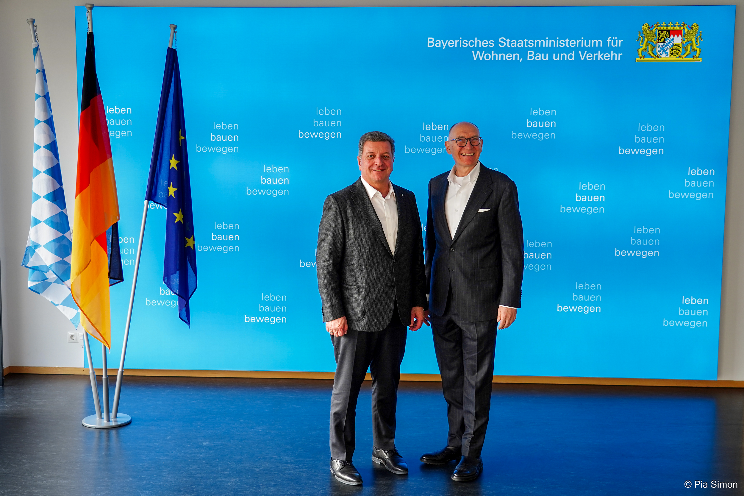 von links: Bayerns Ministerpräsident Christian Bernreiter und Landesinnungsmeister Günter Friedl
Foto: StMB_Winszczyk