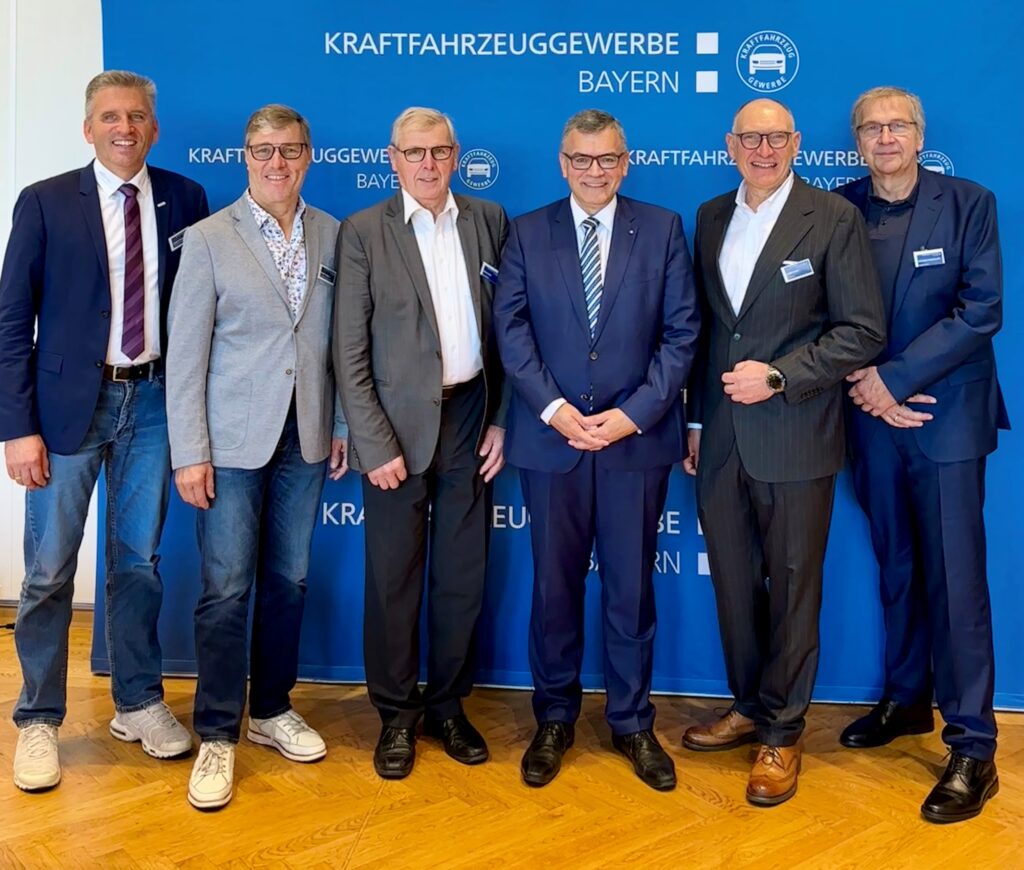 Präsident Günter Friedl mit dem Leiter der Bayerischen Staatskanzlei, Dr. Florian Herrmann, dem unterfränkischen Obermeister Roland Hoier, dem stellvertretenden Landesinnungsmeister Rudolf Angerer sowie den Vizepräsidenten Hans Bader und Karl-Heinz Breitschwert, Kfz-Gewerbe Bayern verlässt ZDK
