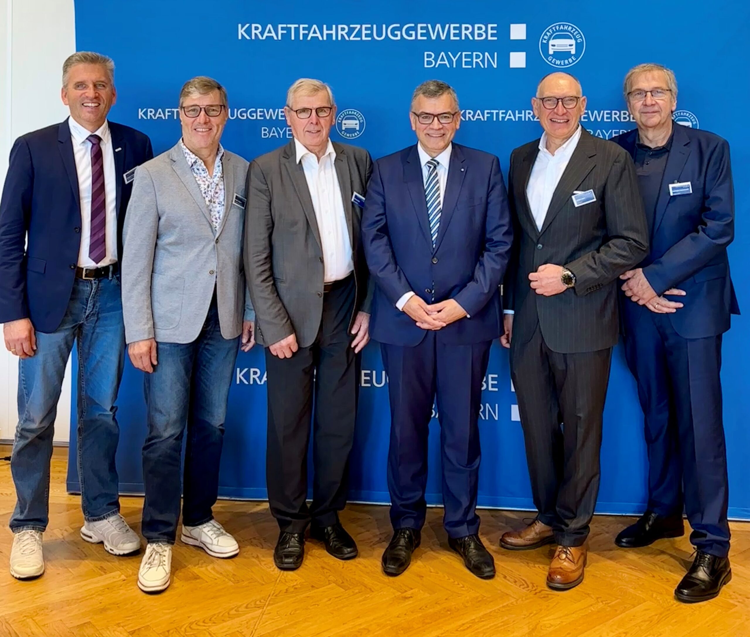 Präsident Günter Friedl (2. v. r.) mit dem Leiter der Bayerischen Staatskanzlei, Dr. Florian Herrmann, dem unterfränkischen Obermeister Roland Hoier (1.v.l.), dem stellvertretenden Landesinnungsmeister Rudolf Angerer (2.v.l.) sowie den Vizepräsidenten Hans Bader (3.v.l.) und Karl-Heinz Breitschwert (1.v.r.)