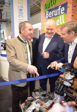 Bayerns Wirtschaftsminister Hubert Aiwanger mit Präsident und Landesinnungsmeister Albert Vetterl und dem Stv. Landesinnungsmeister Rudolf Angerer (v.l.)