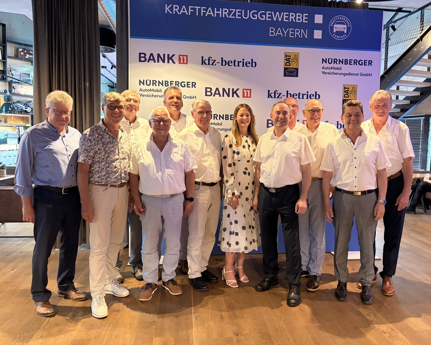 Das Präsidium des Kfz-Gewerbe Bayern mit dem bayerischen Wirtschaftsminister Hubert Aiwanger (v.l.n.r.): Hans Maier, Rudolf Angerer, Vizepräsident Karl-Heinz Breitschwert, Manfred George, Roland Hoier, Vizepräsident Hans Bader, Pressesprecherin Anja Glück, Andreas Tröger, Präsident & Landesinnungsmeister Günter Friedl, Alois Huber und Michael Krammer